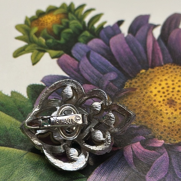 Trifari Faux Pearl & Textured Silver Metal Leaf Shaped Clip Earrings-1 1/4” x 1” - Picture 6 of 8